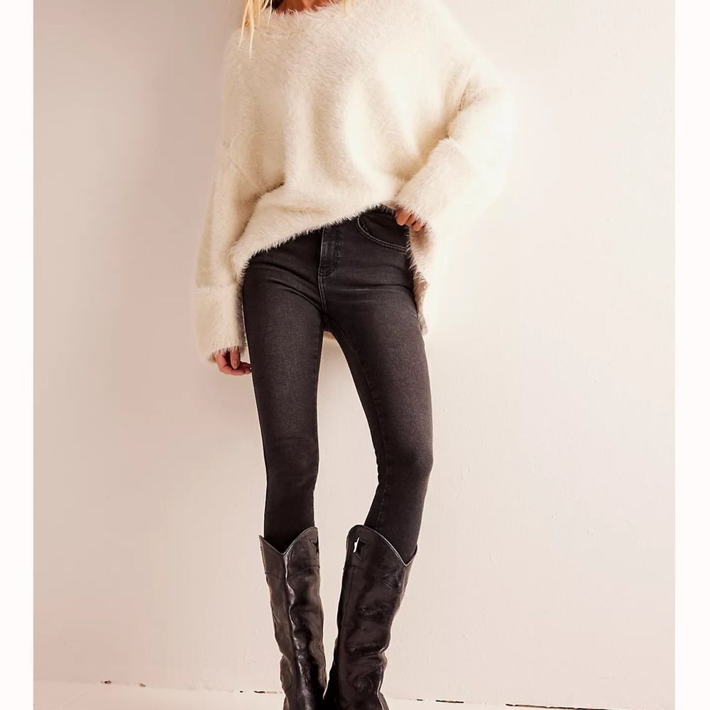 Free People We The Free Raw High-Rise Jegging in Washed Black size 25 BNWT